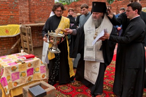Архиепископ Можайский Григорий совершил чин основания Александро-Невского храма в Красноармейске