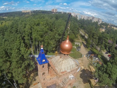 Подъем куполов на Александро-Невский храм в Красноармейске 18 июля 2013 года