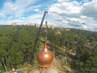 Подъем куполов на Александро-Невский храм в Красноармейске 18 июля 2013 года