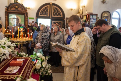 Богослужение Великой Субботы в Александро-Невском храме, апрель 2016 года