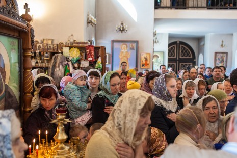 Богослужение Великой Субботы в Александро-Невском храме, апрель 2016 года