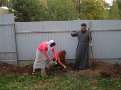 Акция "Посади дерево" в Александро-Невском храме Красноармейска, октябрь