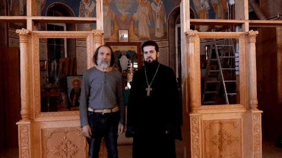 Настоятель храма священник Артемий Балакирев с мастером иконостаса, ноябрь 2019 год