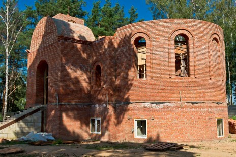 Идет строительство основания крыши и колокольни, июль 2012