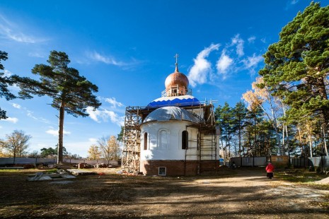 Идет сооружение крыши и установка окон в Александро-Невском храме в Красноармейске, сентябрь 2013 года