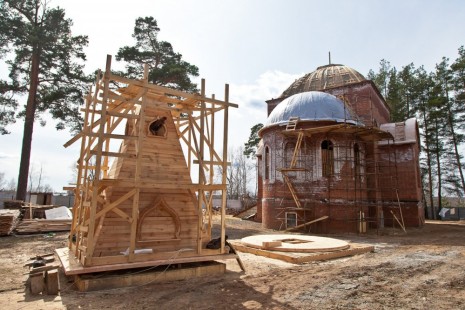 Сооружение куполов для храма, апрель 2013 года