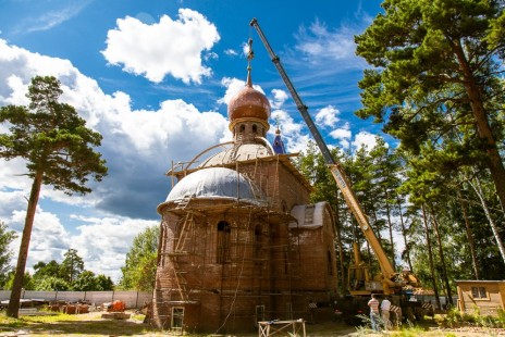 Установка креста на купол Александро-Невского храма в Красноармейске 18 июля 2013 года