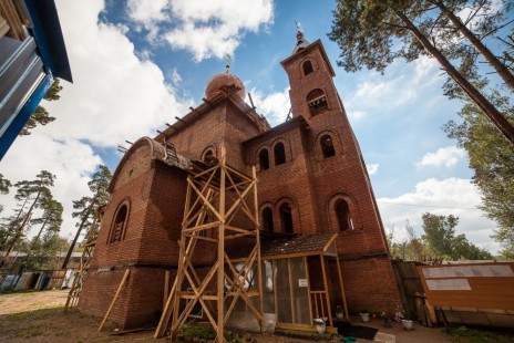 Идет сооружение крыши и установка окон в Александро-Невском храме в Красноармейске, октябрь 2013 года