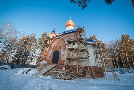 Работы по укладке металла на крыше завершаются, начаты работы внутри основного придела Александро-Невском храме в Красноармейске, январь 2014 года