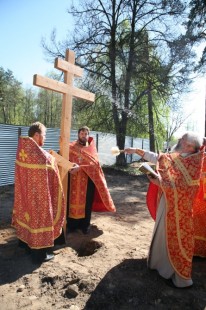 Установка креста на месте строительства Александро-Невского храма в Красноармейске