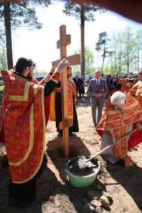 Установка креста на месте строительства Александро-Невского храма в Красноармейске