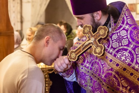 Благословение священника в Александро-Невском храме Красноармейска