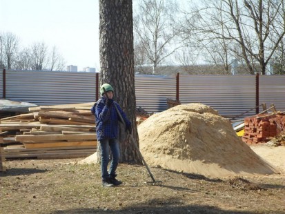 Уборка территории вокруг Александро-Невского храма Красноармейска накануне Пасхи Христовой, апрель 2014 года