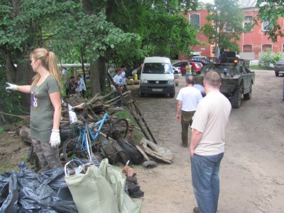 Очистка берегов Вори в Красноармейске, июнь 2013